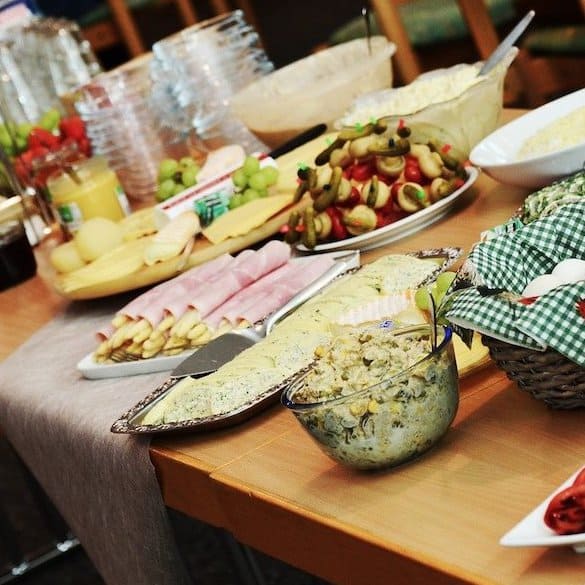 What is a Good Meal to Feed a Crowd? – Simple Happy Holidays
